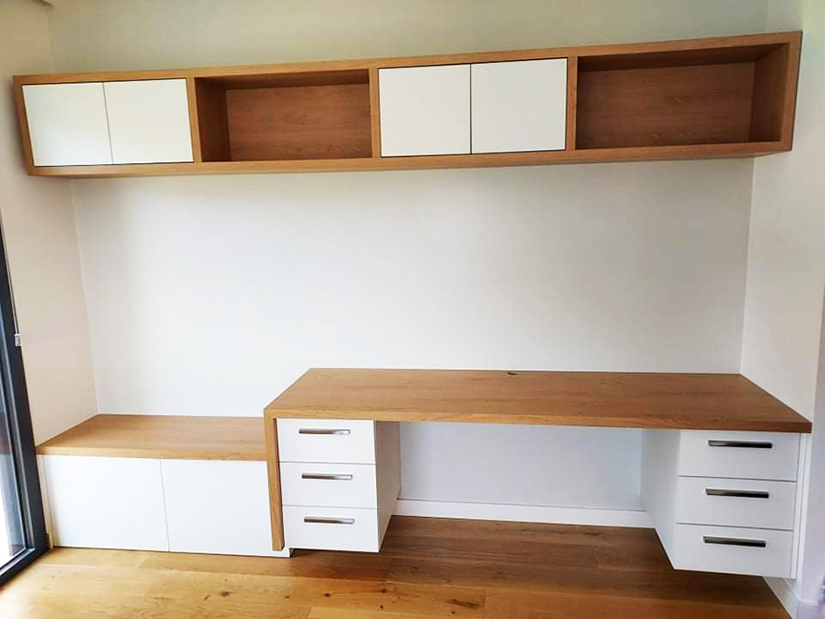bureau avec banquette et bibliothèque suspendues